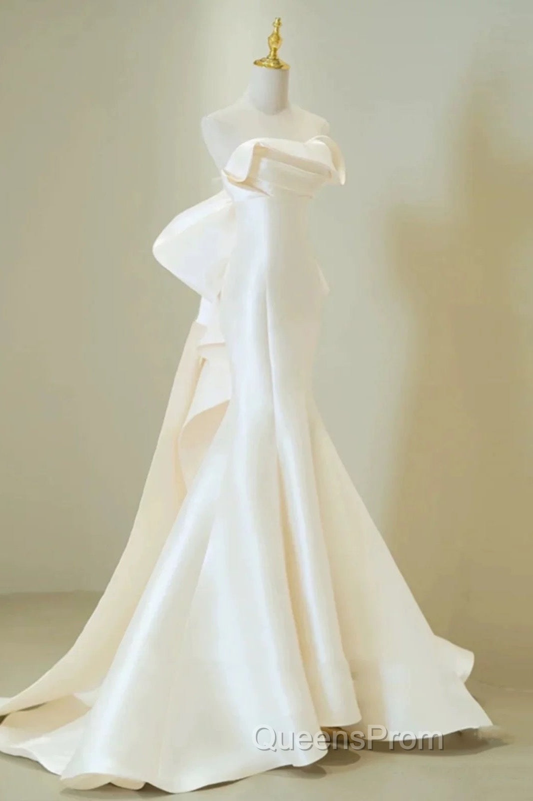 Timeless Mermaid Sweetheart White Satin Wedding Dress Secondary image