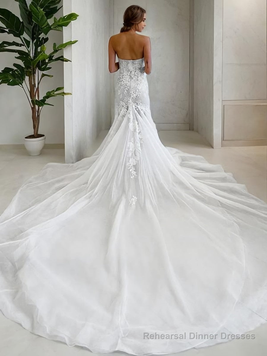 Trumpet/Mermaid Strapless Cathedral Train Tulle Wedding Dresses With Appliques Lace Secondary image