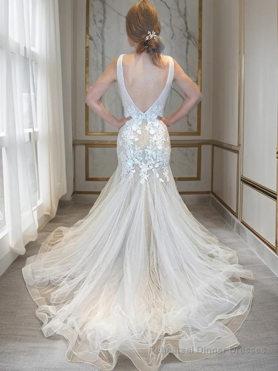 Trumpet/Mermaid V-neck Chapel Train Tulle Wedding Dresses With Appliques Lace Secondary image