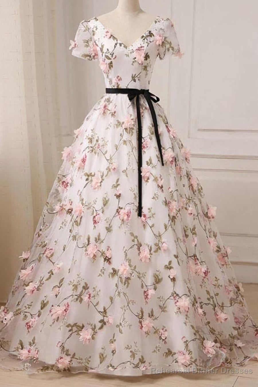 Tulle A-line V-neck Floral Short Sleeves Prom Dresses With Appliques Secondary image