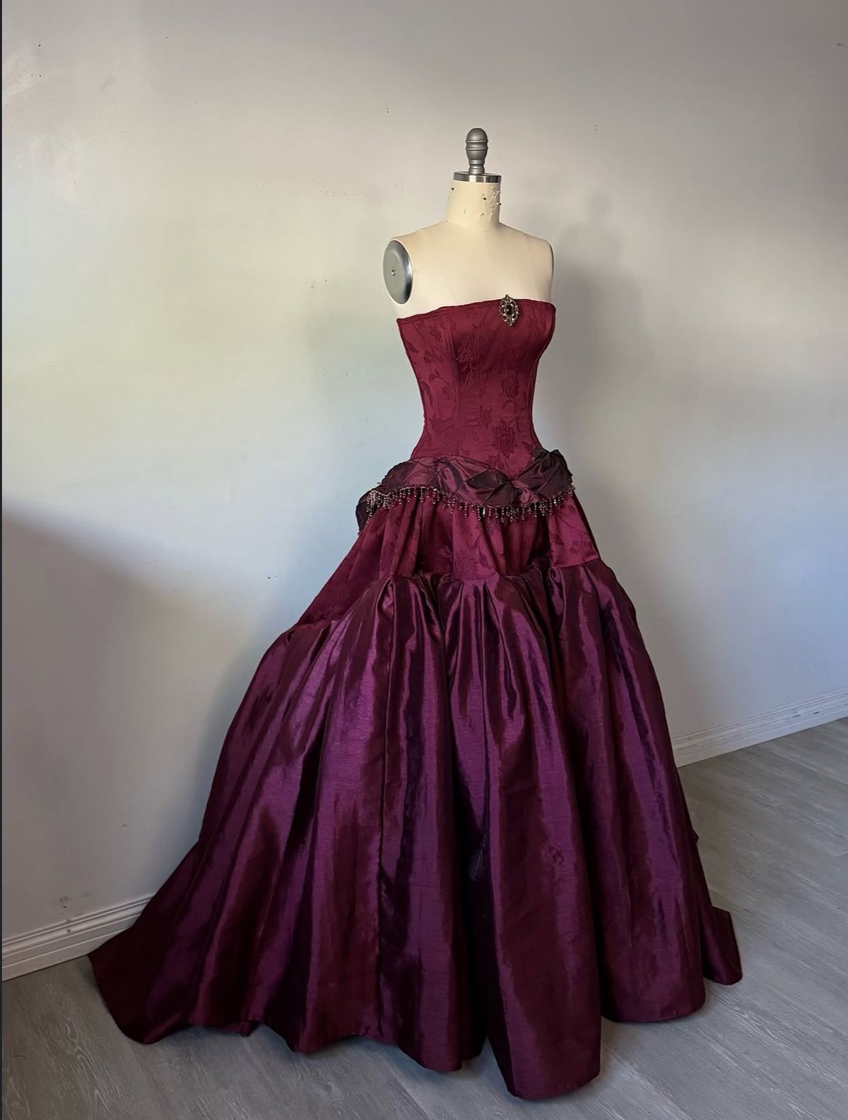 Vintage Ball Gown Strapless Burgundy Sleeveless Satin 90S Classy Classy Prom Dress Inspiration Party Dress Princess Graduation Dress Main image