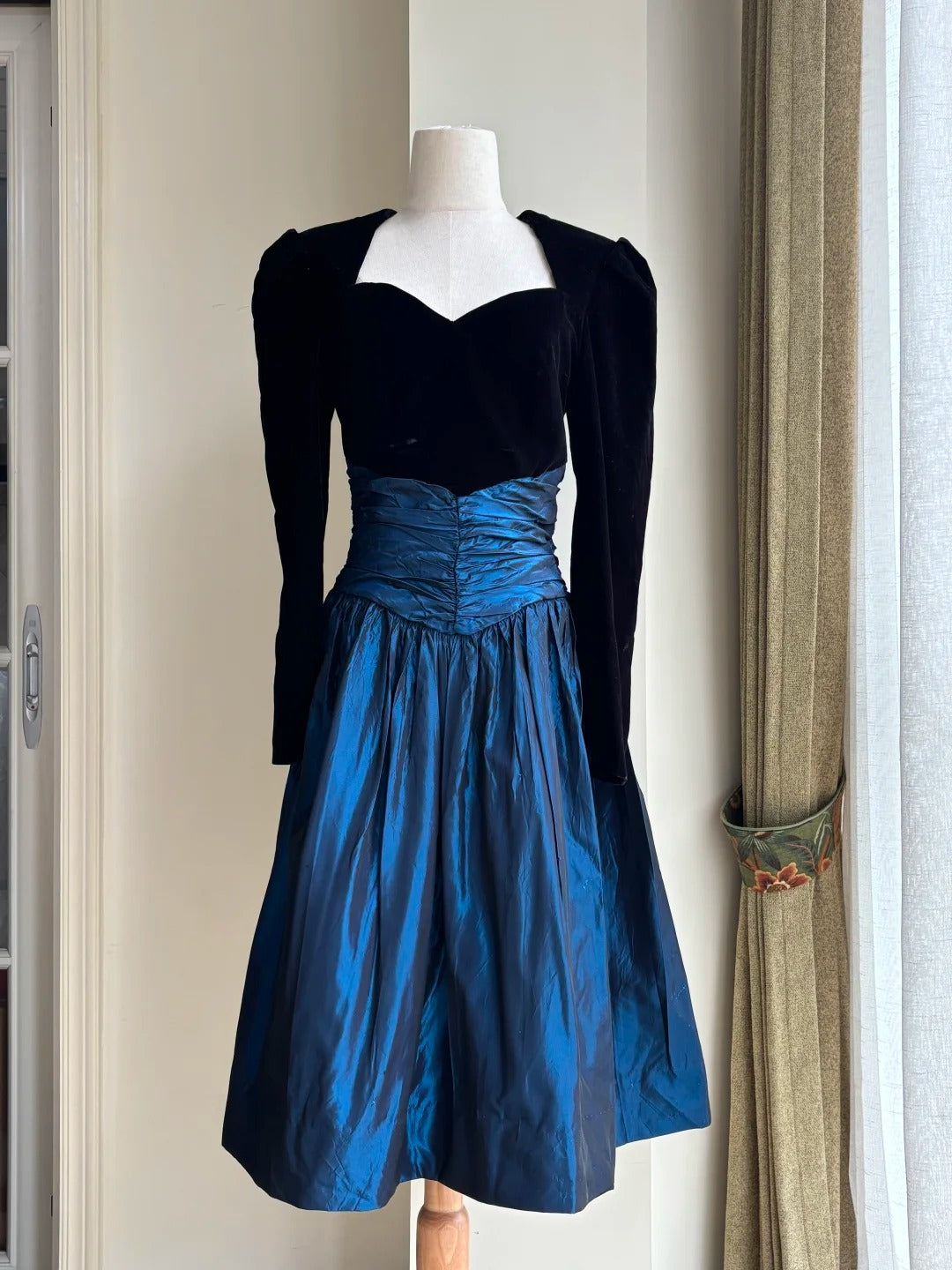 Vintage Black And Blue A-Line Long-Sleeved Velvet And Satin Classy Prom Dress