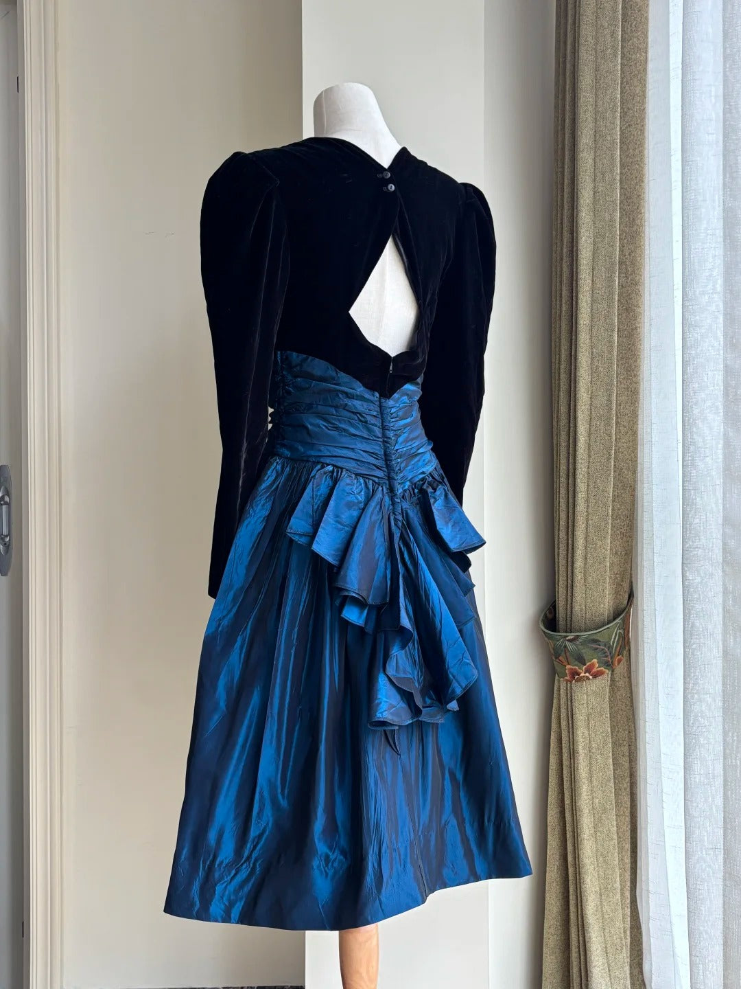 Vintage Black And Blue A-Line Long-Sleeved Velvet And Satin Classy Prom Dress