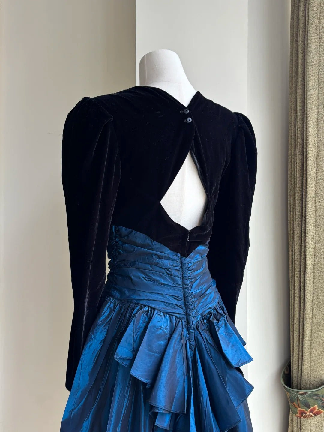 Vintage Black And Blue A-Line Long-Sleeved Velvet And Satin Classy Prom Dress