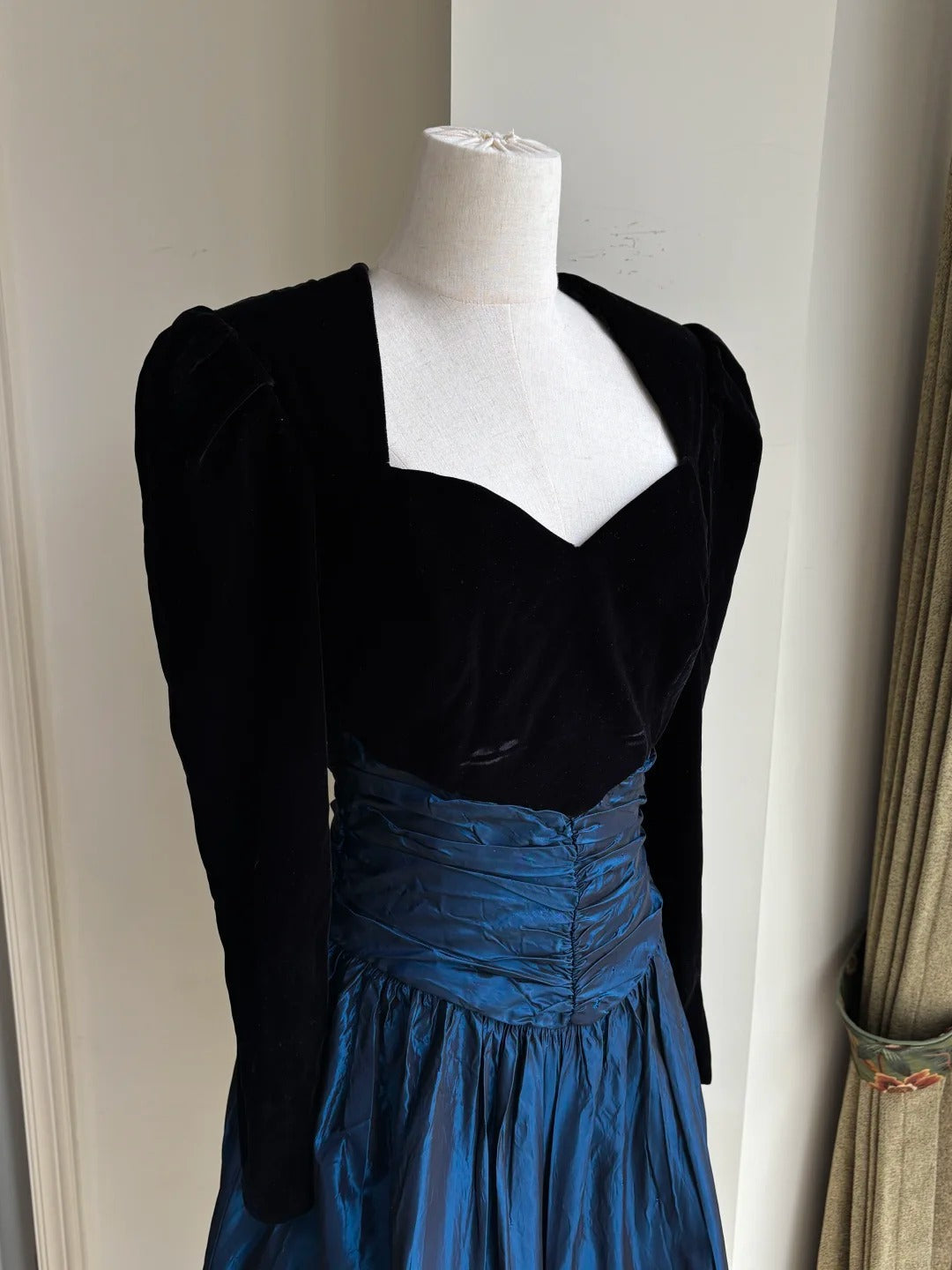 Vintage Black And Blue A-Line Long-Sleeved Velvet And Satin Classy Prom Dress