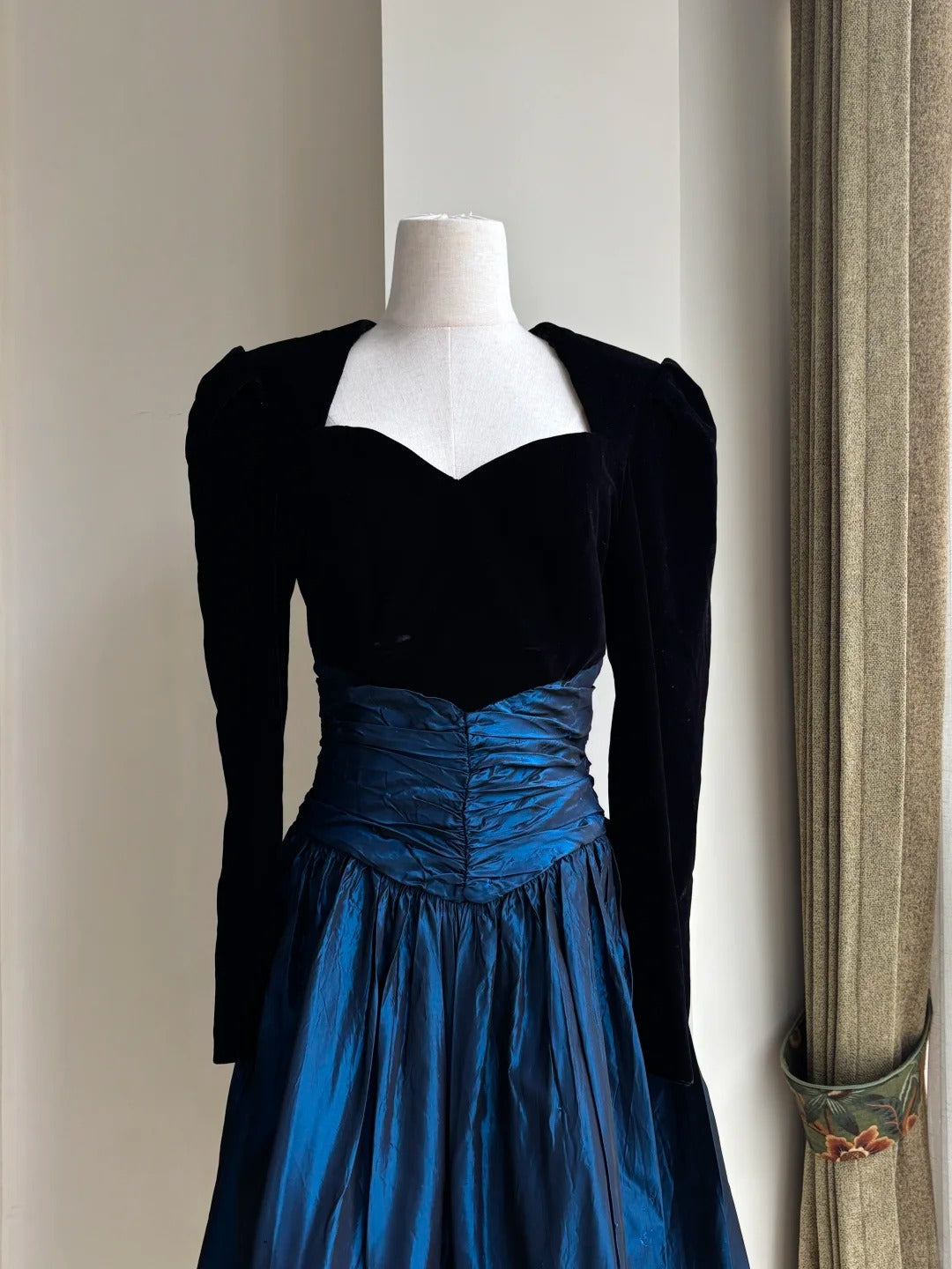 Vintage Black And Blue A-Line Long-Sleeved Velvet And Satin Classy Prom Dress