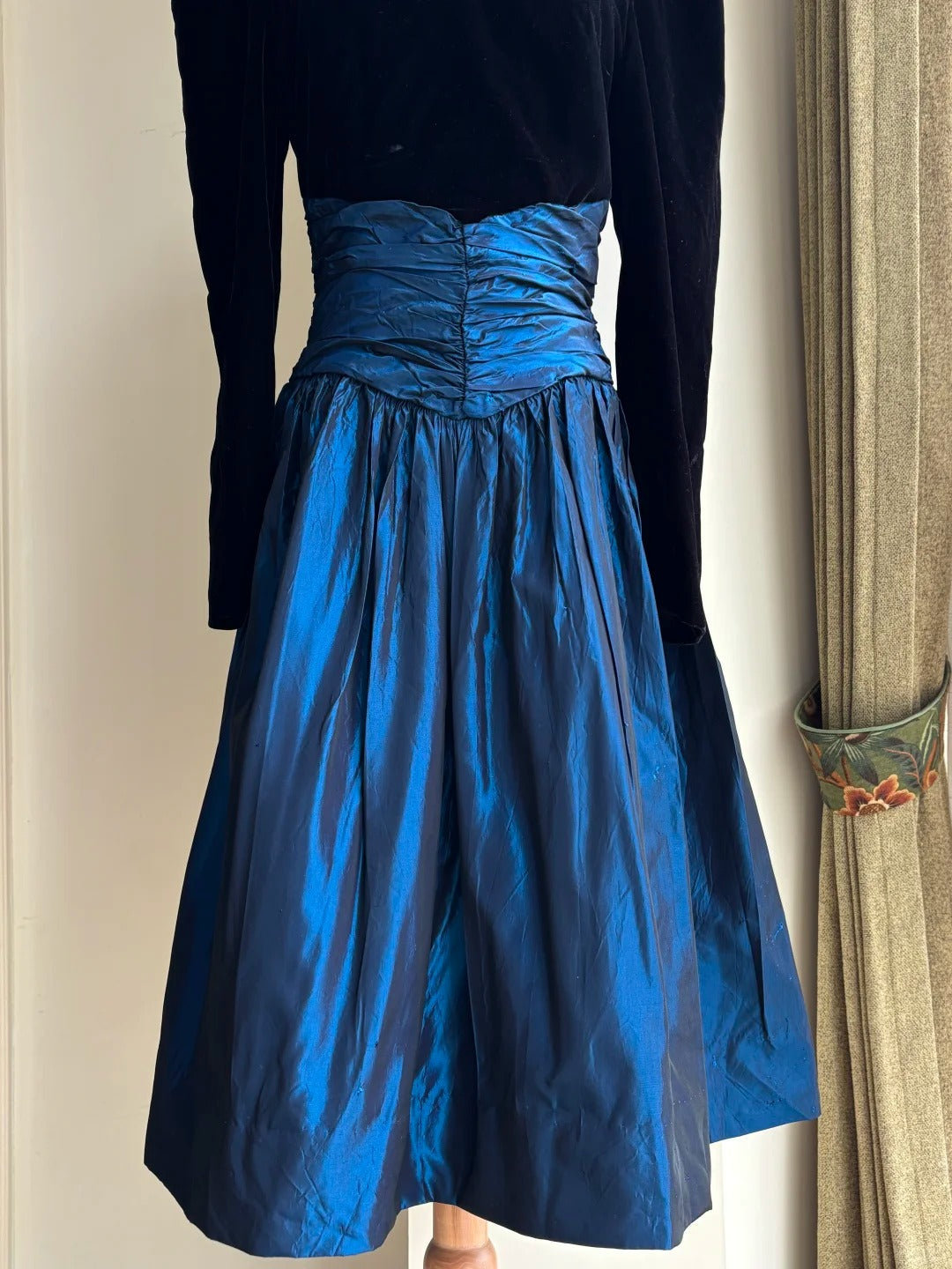 Vintage Black And Blue A-Line Long-Sleeved Velvet And Satin Classy Prom Dress