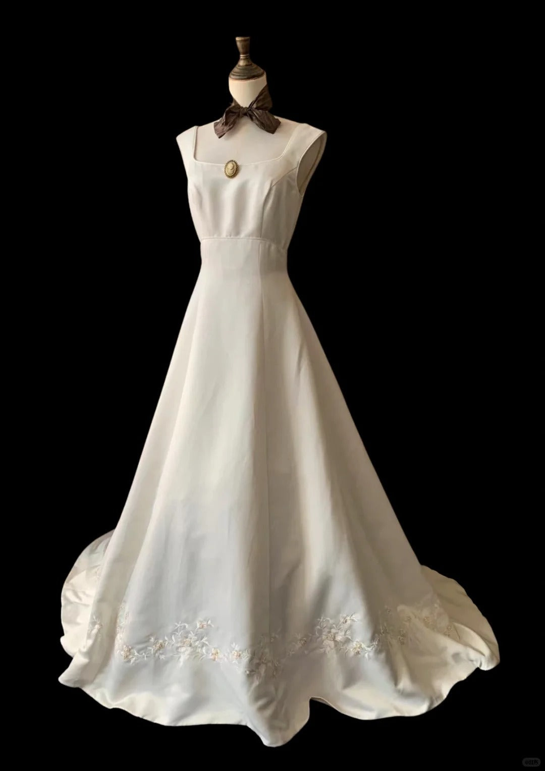 Vintage Elegant Ivory Square Neck Embroidered Satin Train Classy Prom Dress Wedding Dress