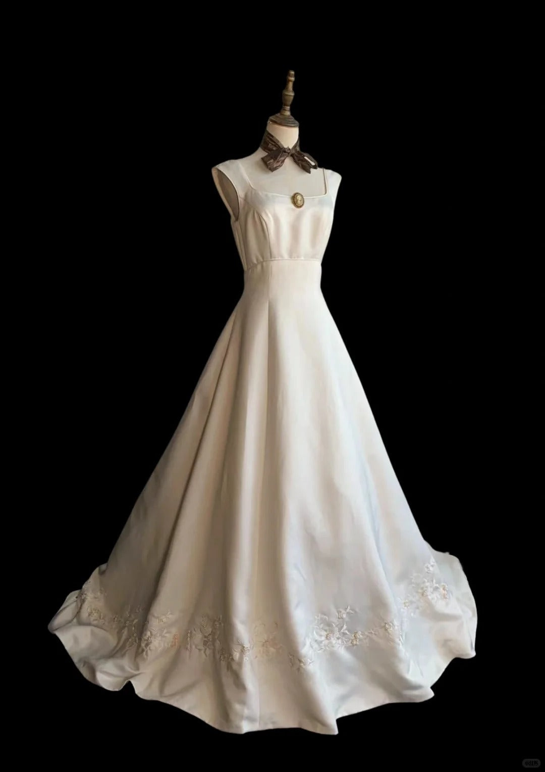 Vintage Elegant Ivory Square Neck Embroidered Satin Train Classy Prom Dress Wedding Dress Main image
