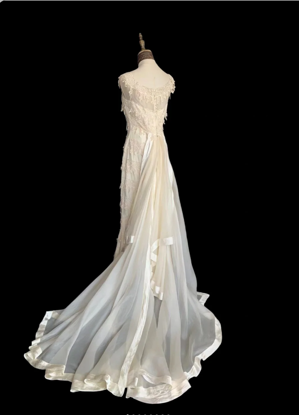 Vintage Ivory Fitted Lace Train Classy Prom Dress Wedding Dress Secondary image