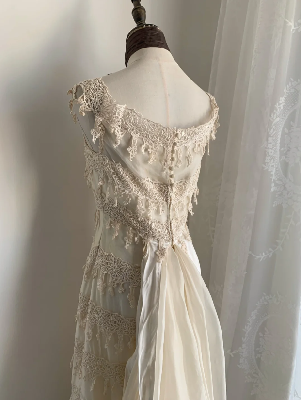 Vintage Ivory Fitted Lace Train Classy Prom Dress Wedding Dress
