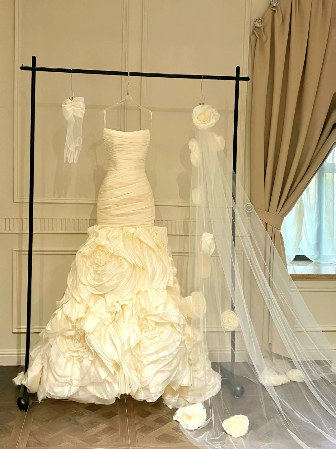 Vintage Ivory Mermaid Strapless 3D Flower Pleated Satin Wedding Dress Secondary image