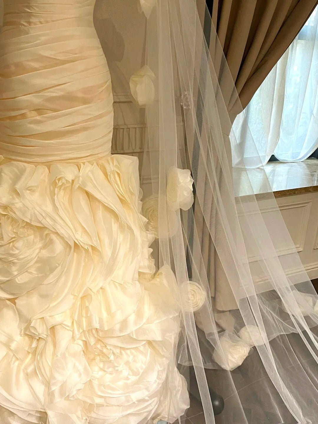 Vintage Ivory Mermaid Strapless 3D Flower Pleated Satin Wedding Dress