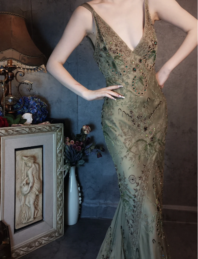 Vintage Luxury Green Mermaid Deep V-Neck Beaded Embroidered Chiffon Long Classy Prom Dress