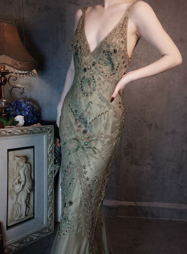 Vintage Luxury Green Mermaid Deep V-Neck Beaded Embroidered Chiffon Long Classy Prom Dress
