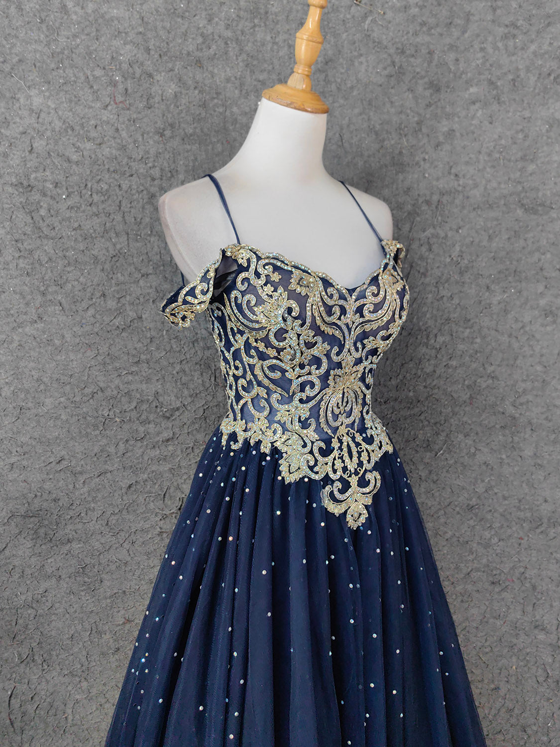 Vintage Navy Blue Off-Shoulder Gold Embroidered Rhinestone Tulle Long Classy Prom Dress