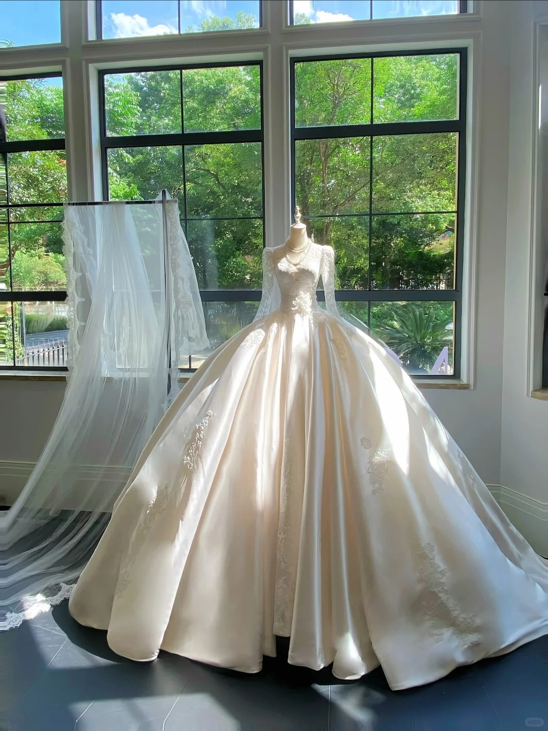Vintage Palace Ivory Long Sleeve Lace V-Neck Satin Floor-Length Ball Gown Wedding Dress Secondary image