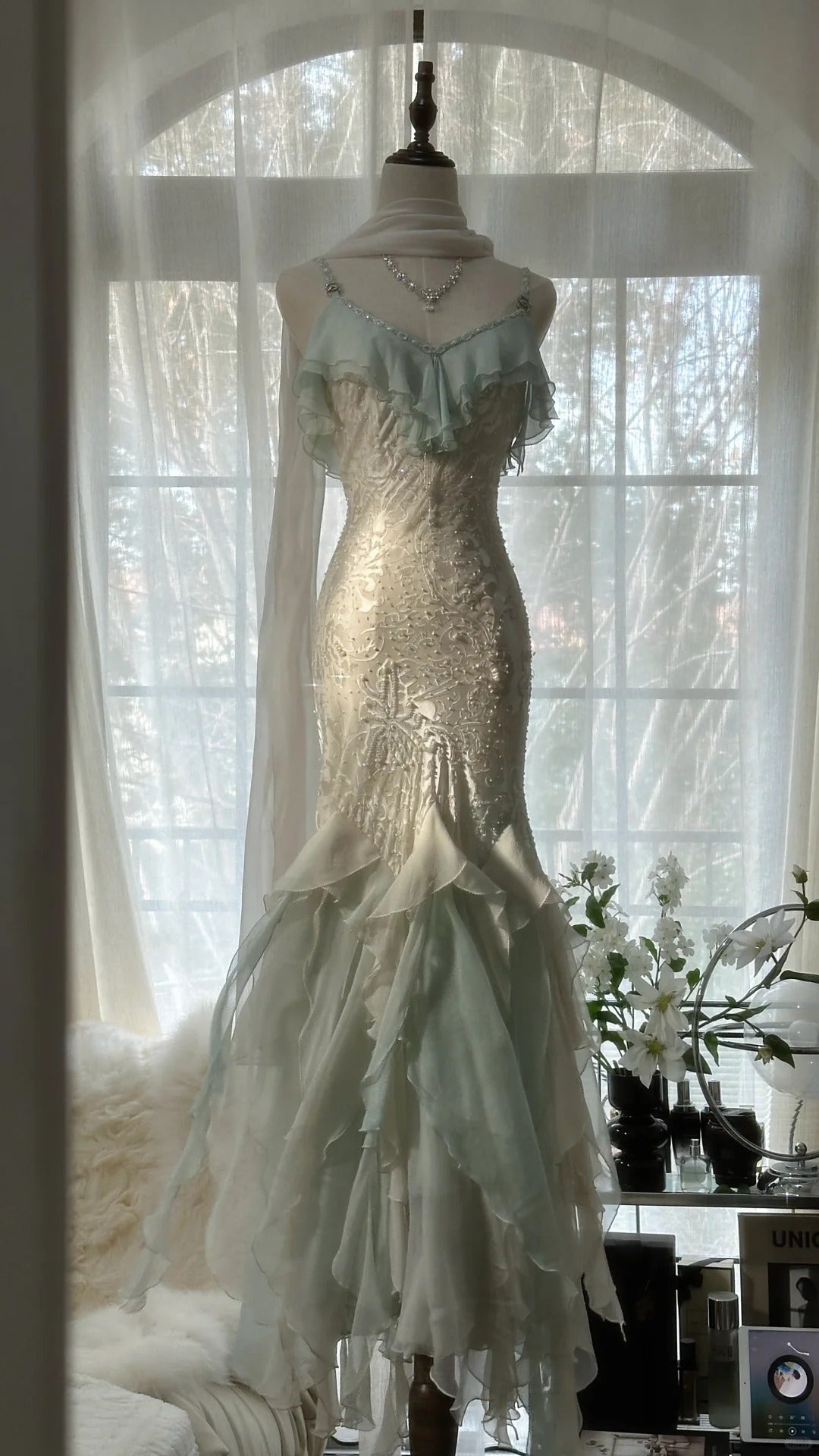 White Mint Green Romantic Fashion Elegant Delicate Beaded Lace Spaghetti Straps Long Tulle Chiffon Ruffle Ball Gown Classy Evening Gown Party Dress