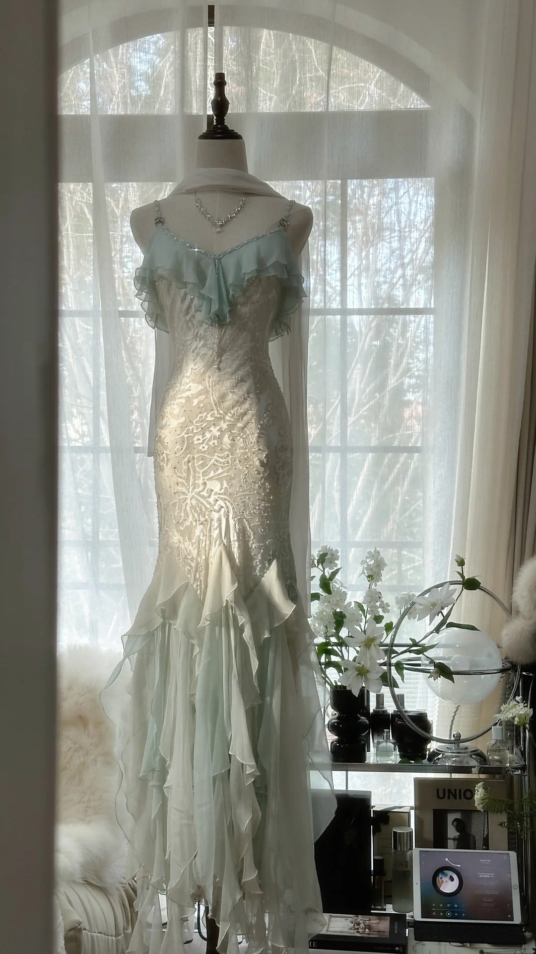 White Mint Green Romantic Fashion Elegant Delicate Beaded Lace Spaghetti Straps Long Tulle Chiffon Ruffle Ball Gown Classy Evening Gown Party Dress