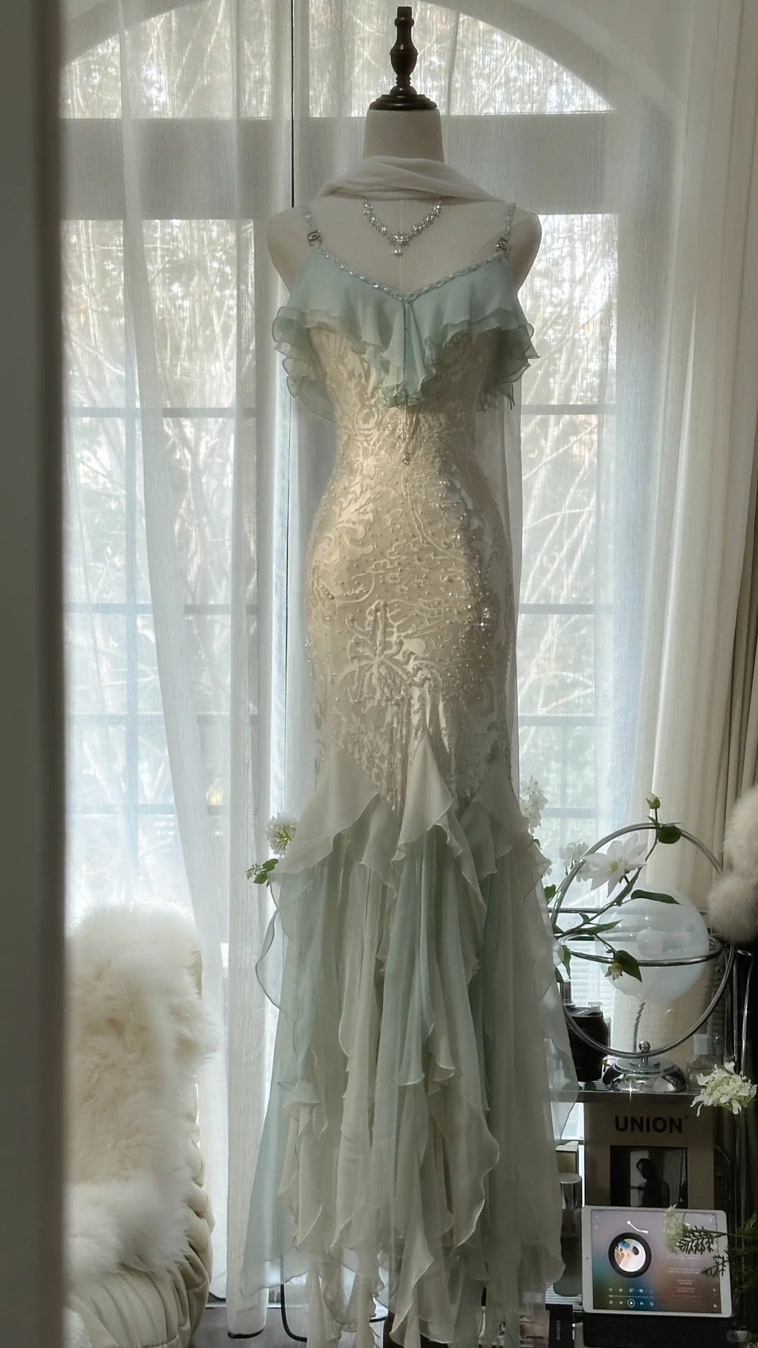 White Mint Green Romantic Fashion Elegant Delicate Beaded Lace Spaghetti Straps Long Tulle Chiffon Ruffle Ball Gown Classy Evening Gown Party Dress