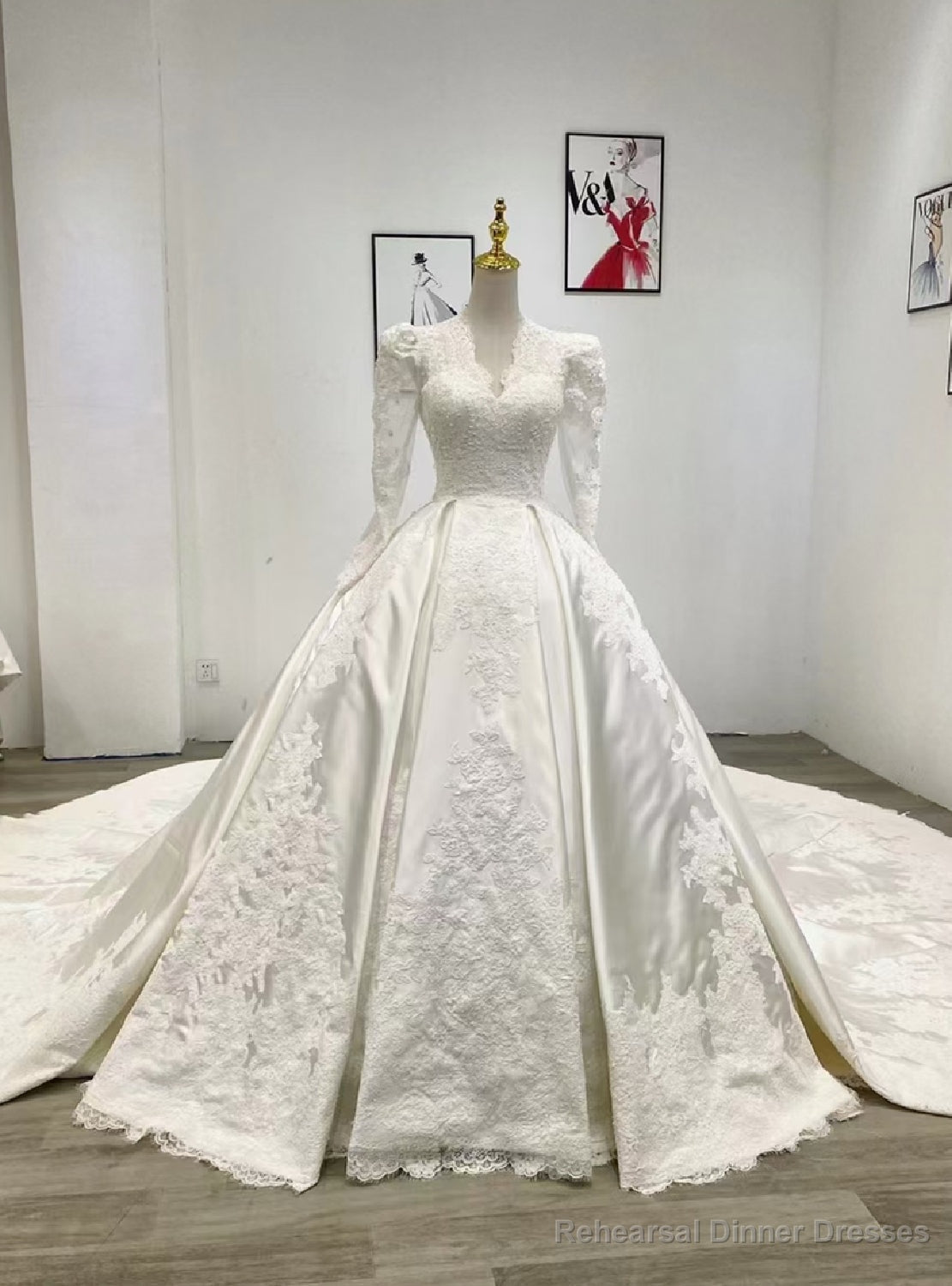 White Satin V-neck Long Sleeve Appliques Wedding Dress Main image