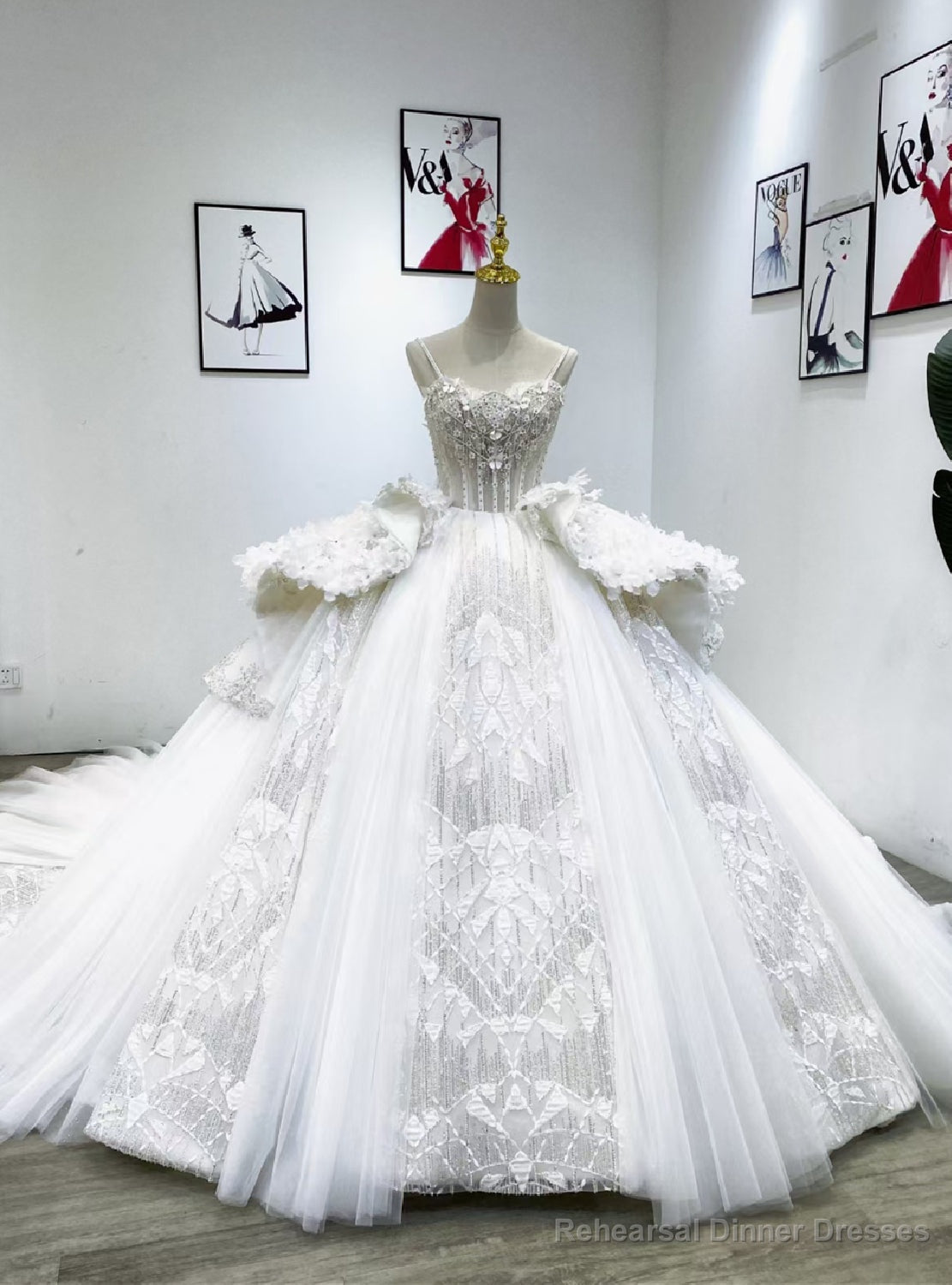 White Tulle Spaghetti Straps 3D Appliques Wedding Dress Main image