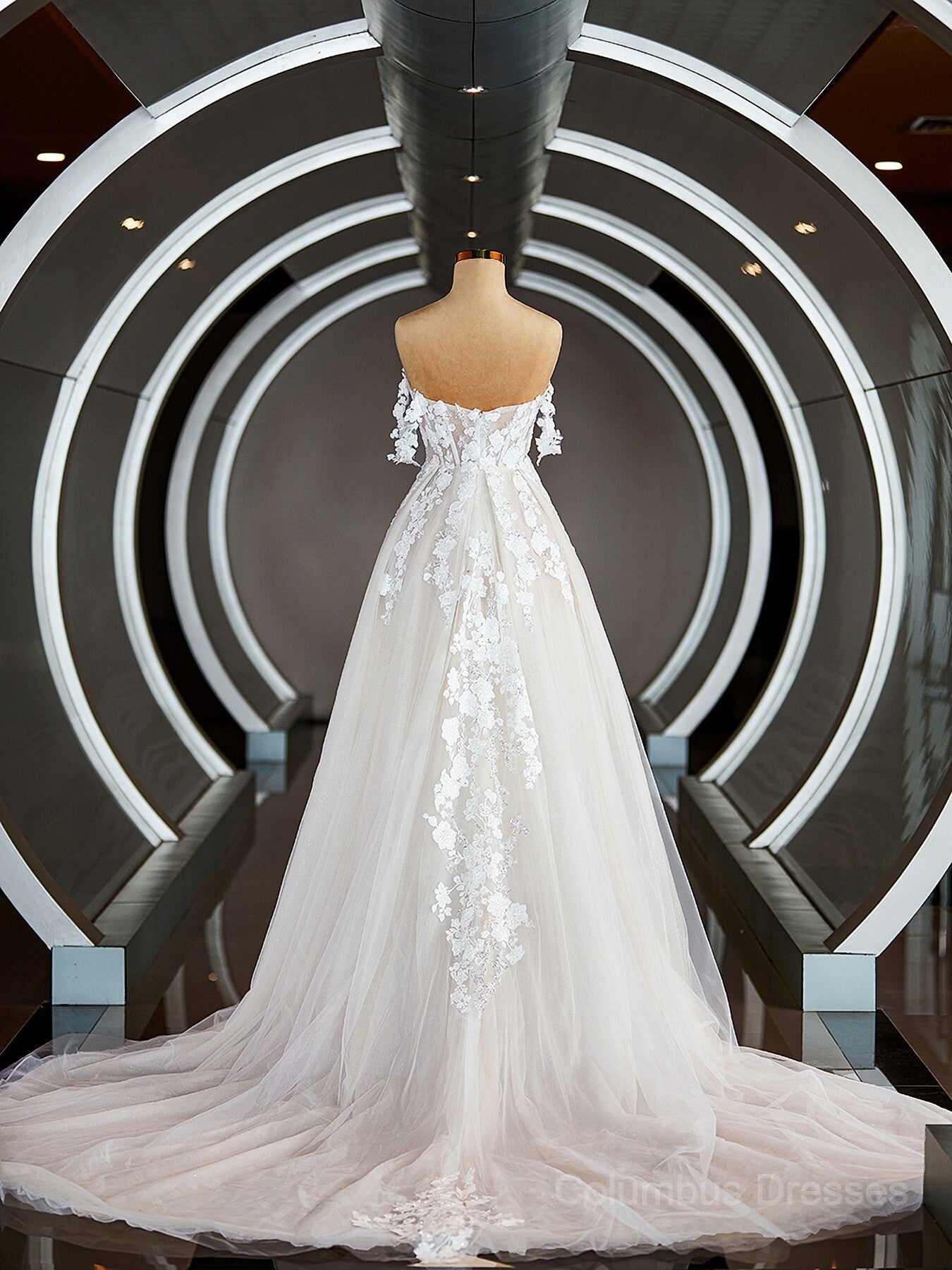 Wedding Dresses Vintage Lace, A-Line/Princess Off-the-Shoulder Chapel Train Tulle Wedding Dresses with Appliques Lace