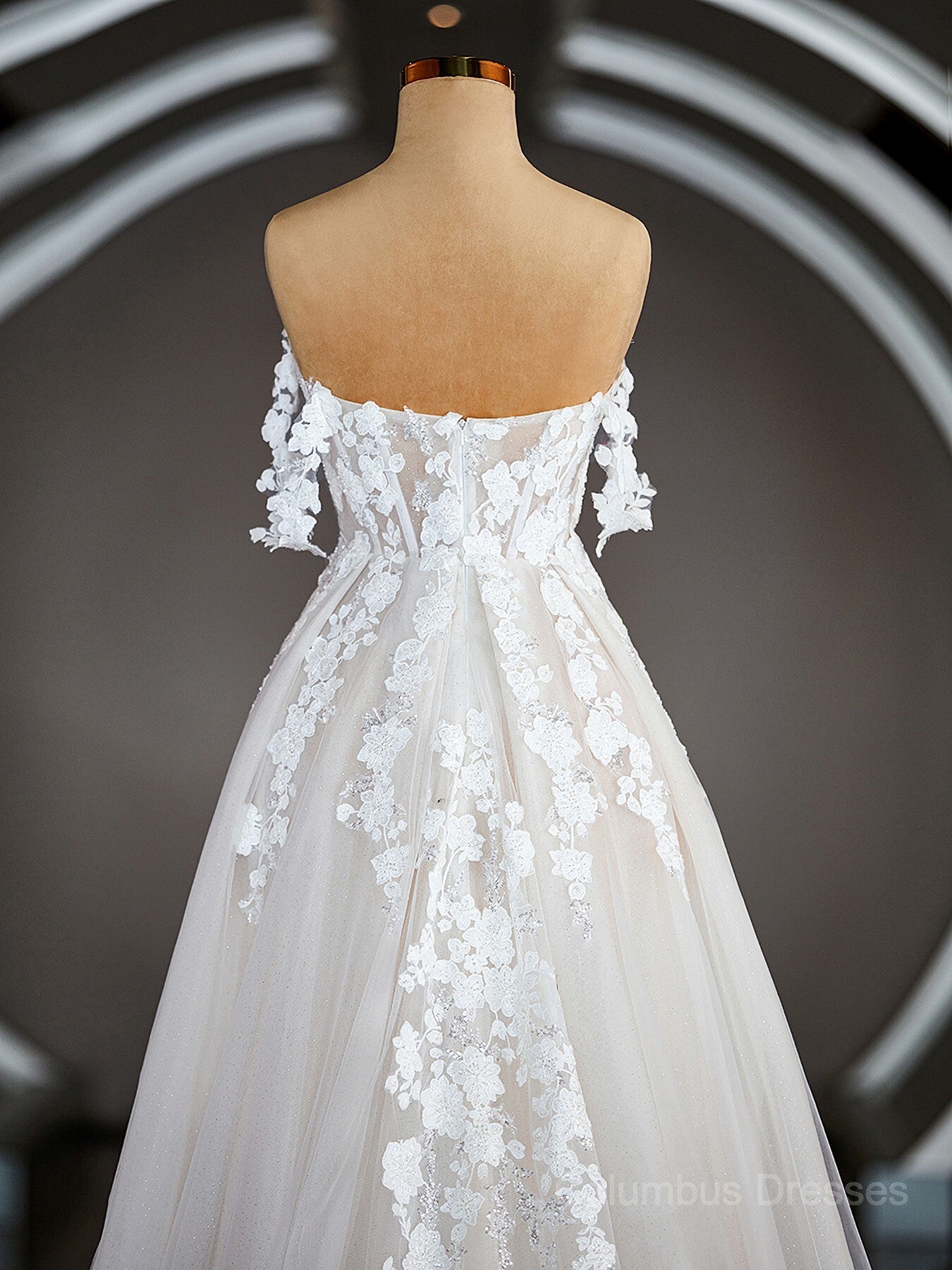 Wedding Dress Vintage Lace, A-Line/Princess Off-the-Shoulder Chapel Train Tulle Wedding Dresses with Appliques Lace